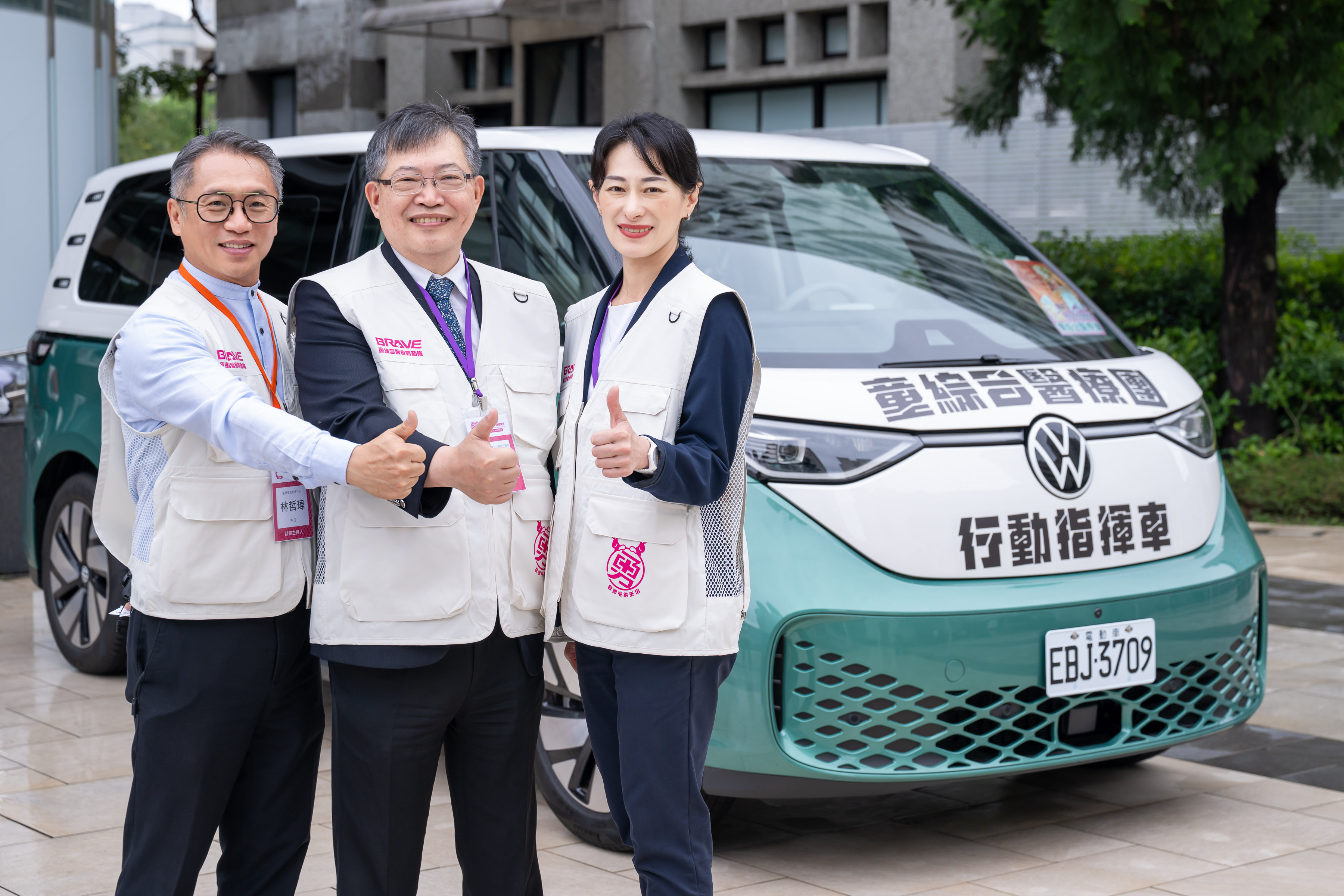 圖02_台灣福斯商旅總裁巫詩棻(右起)與童綜合醫院總院長童敏哲、台北醫學大學健康資訊科技國際研究中心副教授林哲瑋合影