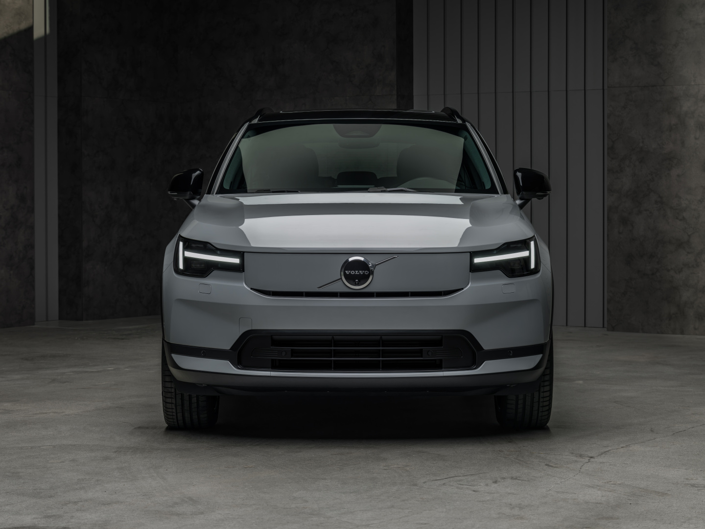 SMALL_The_New_Volvo_EX40_Studio_Front