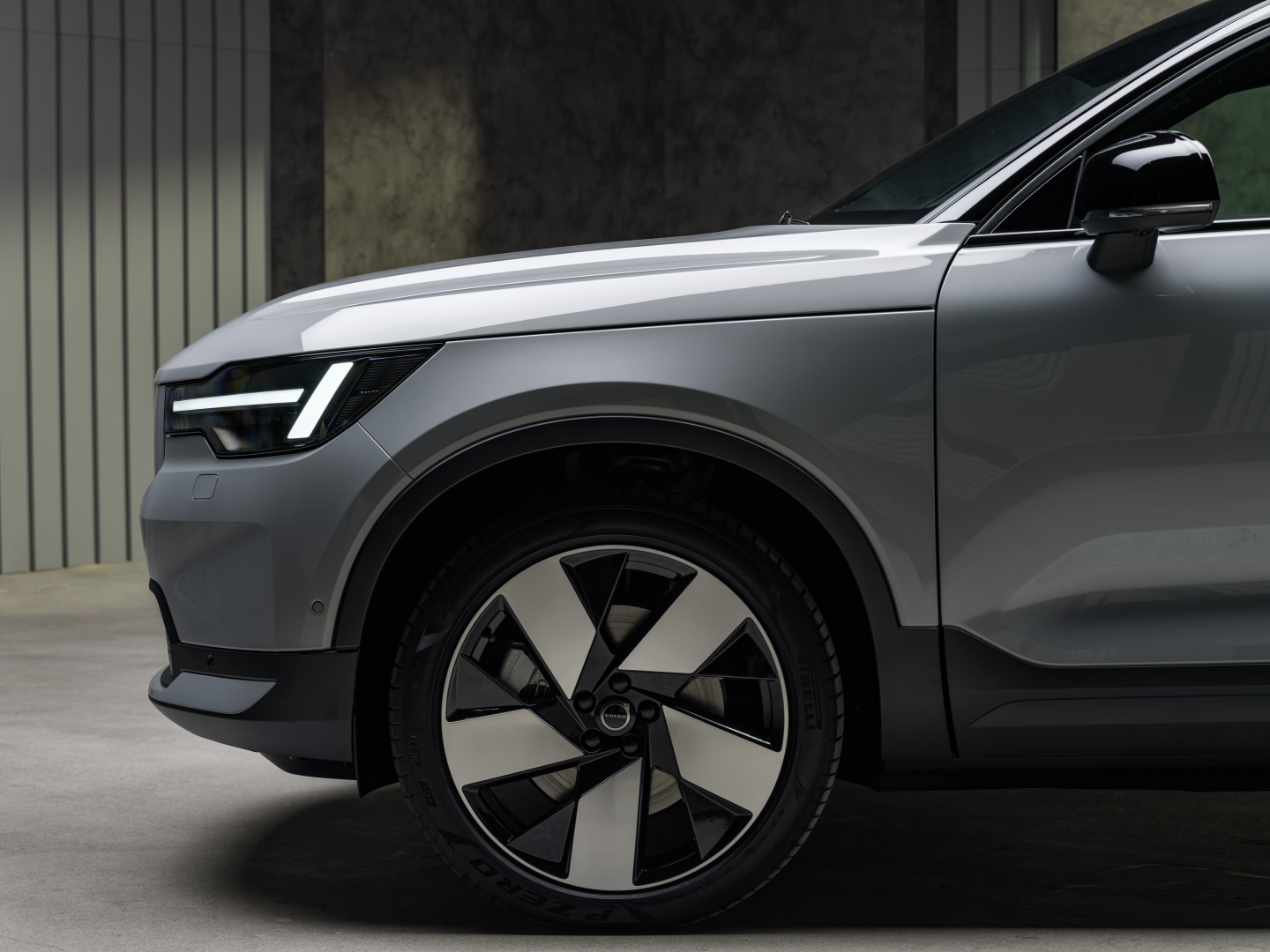 SMALL_The_New_Volvo_EX40_Studio_Front_Trim