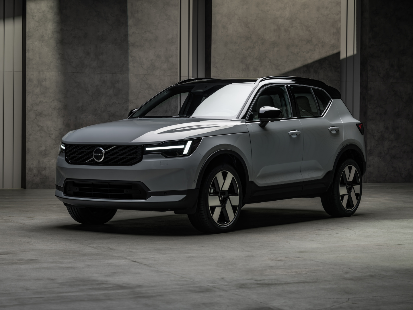 SMALL_The_New_Volvo_XC40_Studio_Front_34
