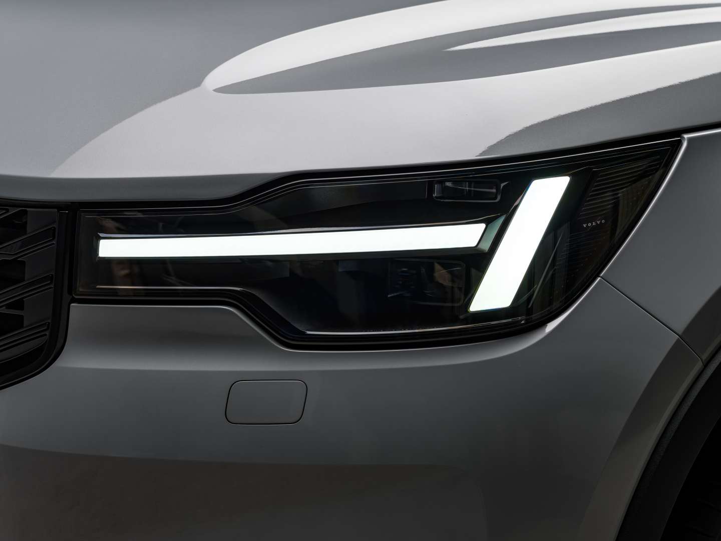 SMALL_The_New_Volvo_XC40_Studio_Head_Light