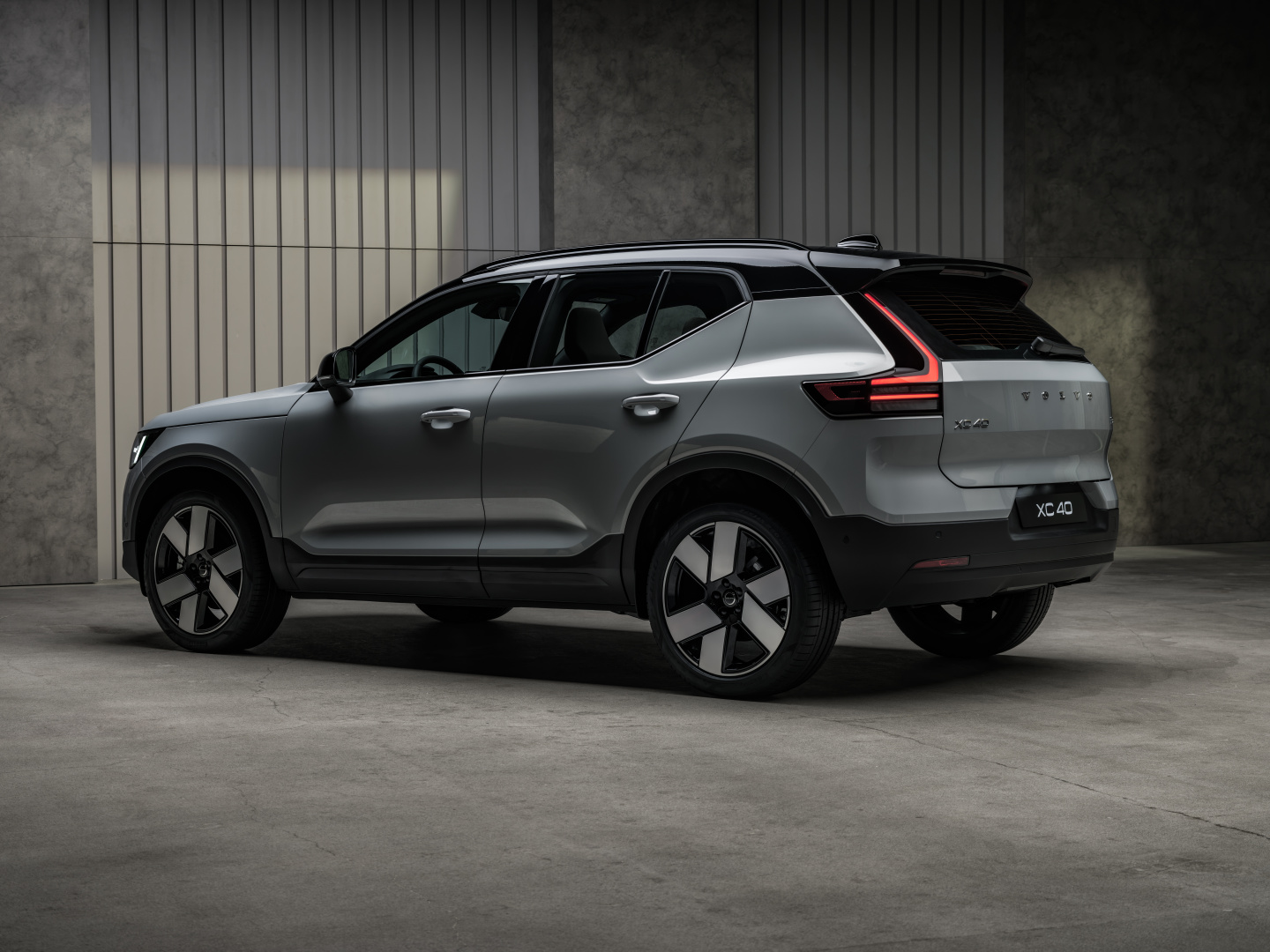 SMALL_The_New_Volvo_XC40_Studio_Rear34