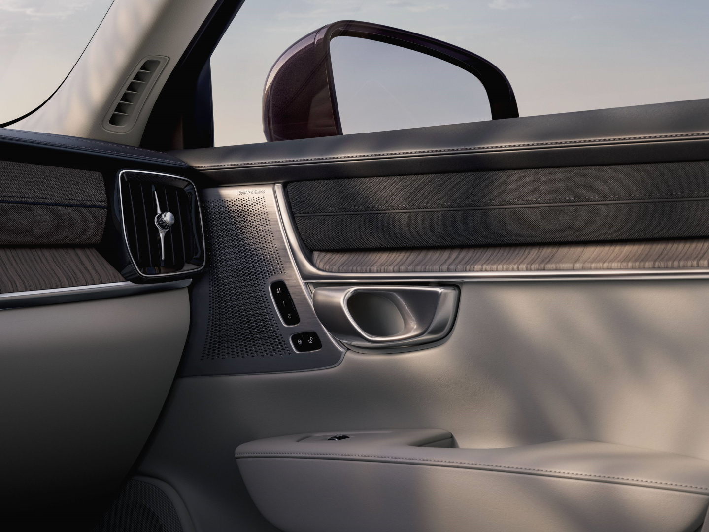 SMALL_347804_Refreshed_Volvo_S90_interior