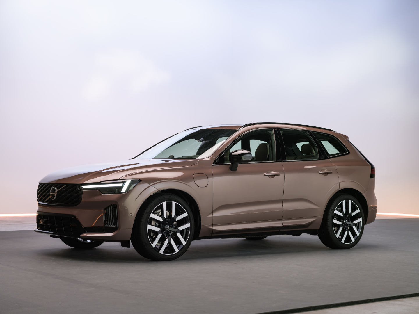 SMALL_The_New_Volvo_XC60_Studio_Front_34