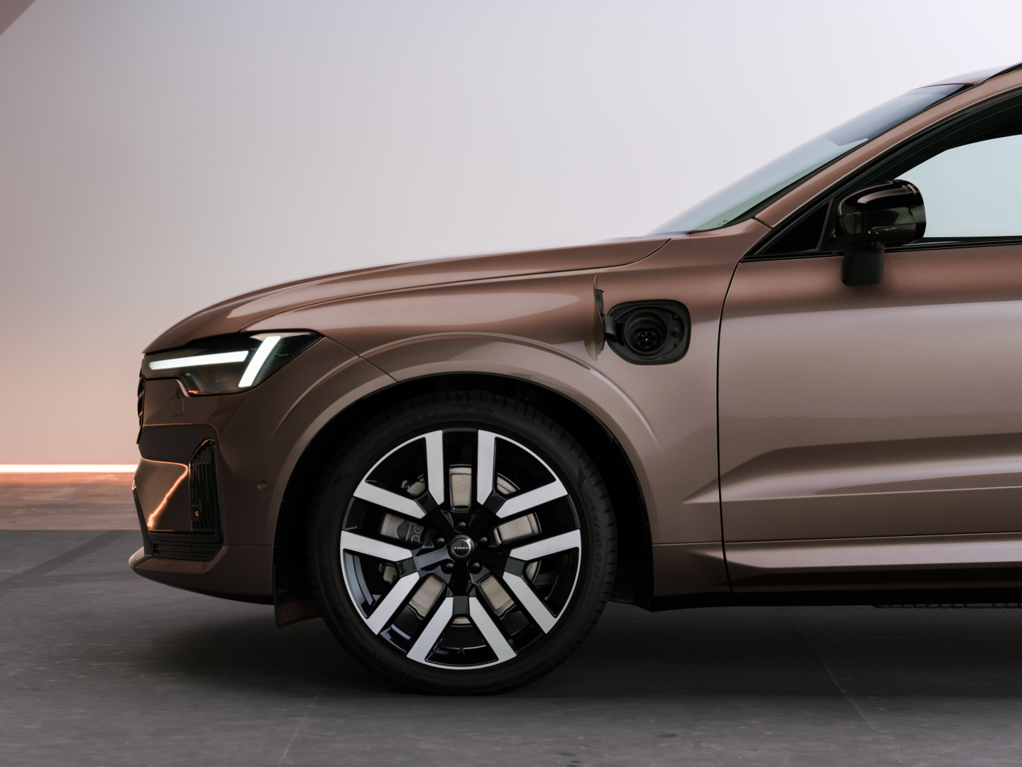 SMALL_The_New_Volvo_XC60_Studio_Front_Trim_Open