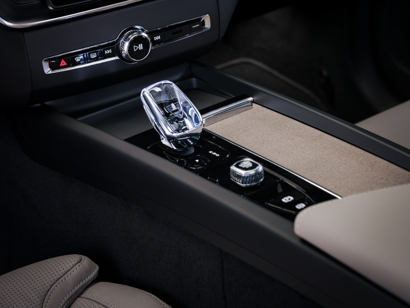 SMALL_The_New_Volvo_XC60_Studio_Gear_Shift