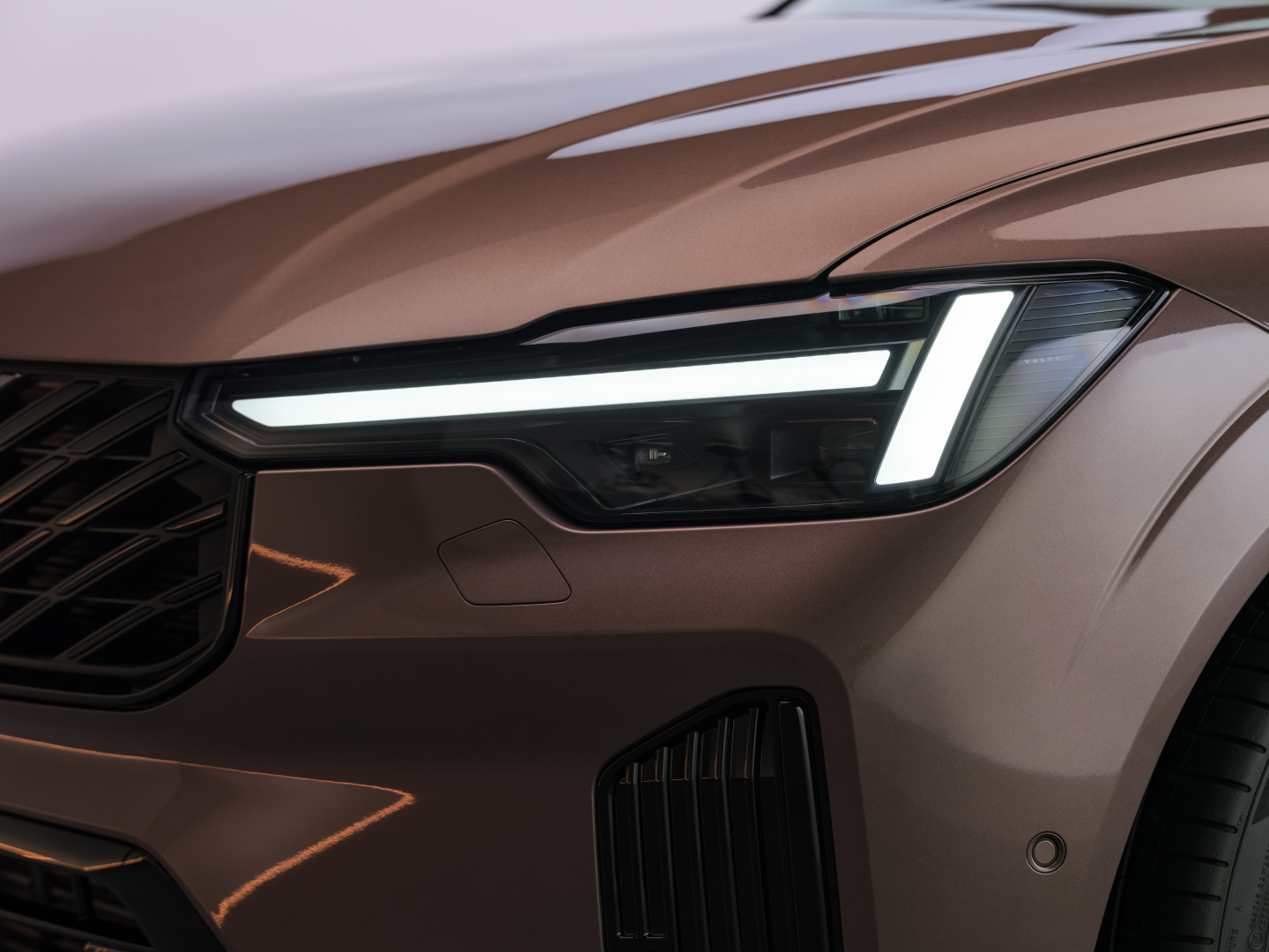 SMALL_The_New_Volvo_XC60_Studio_Head_Light