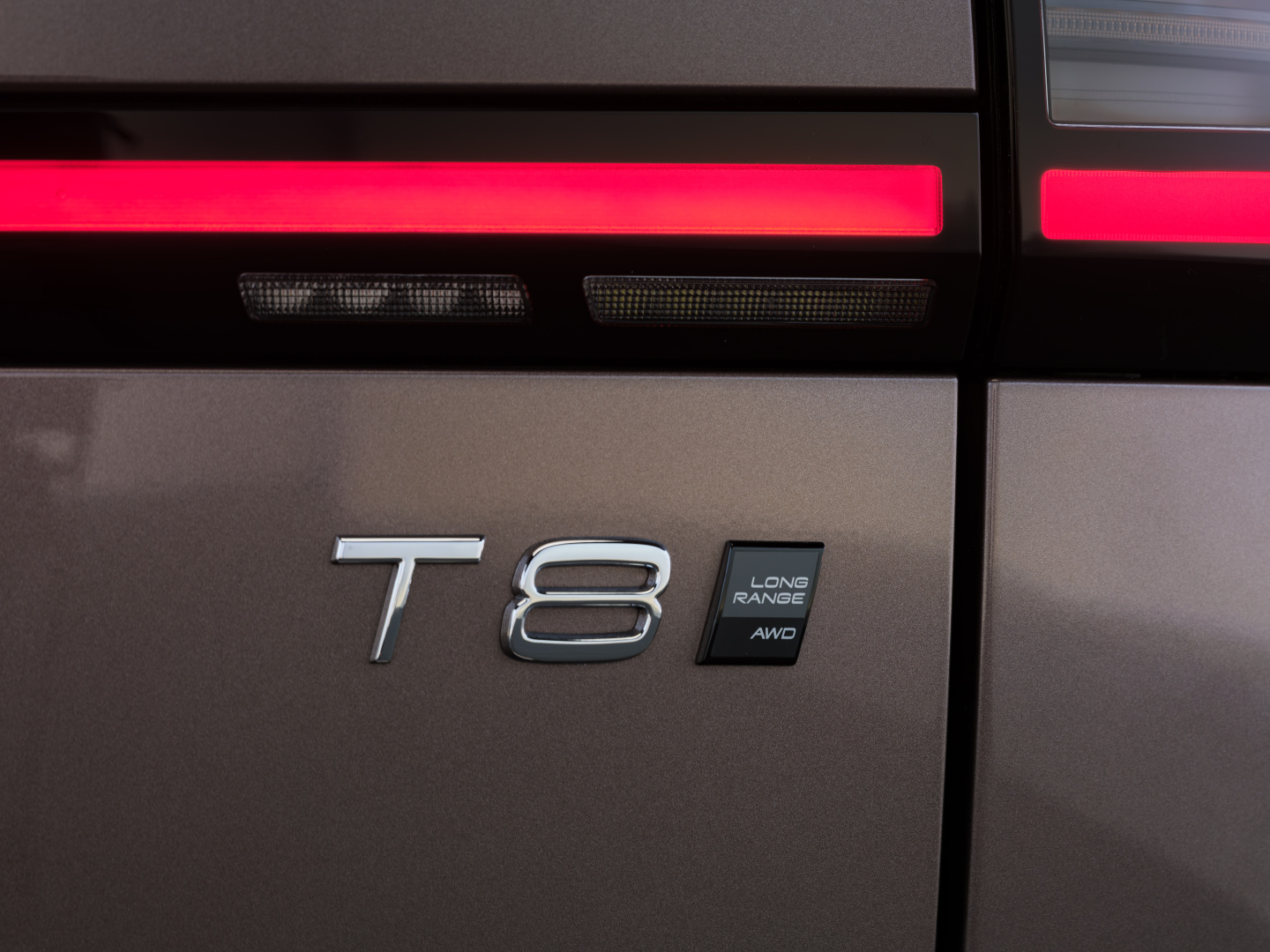 SMALL_The_New_Volvo_XC60_Studio_Long_Range_Badge
