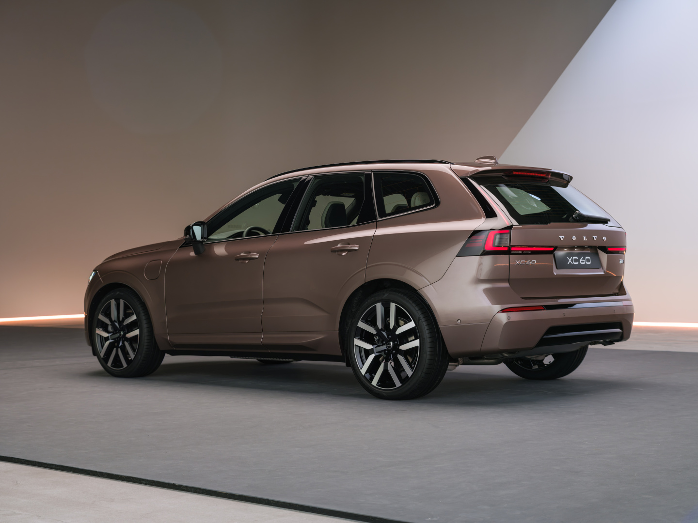 SMALL_The_New_Volvo_XC60_Studio_Rear_34