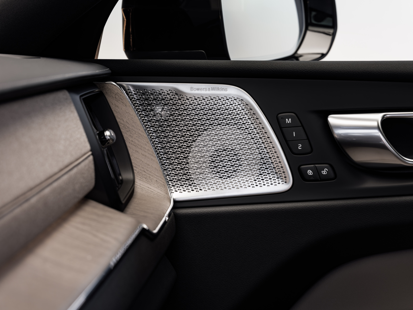 SMALL_The_New_Volvo_XC60_Studio_Speaker