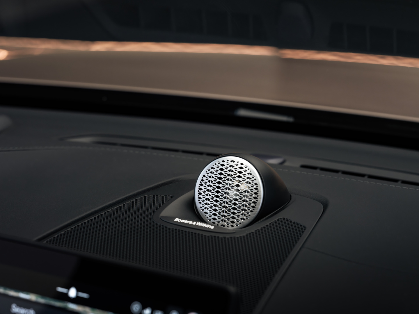 SMALL_The_New_Volvo_XC60_Studio_Tweeter