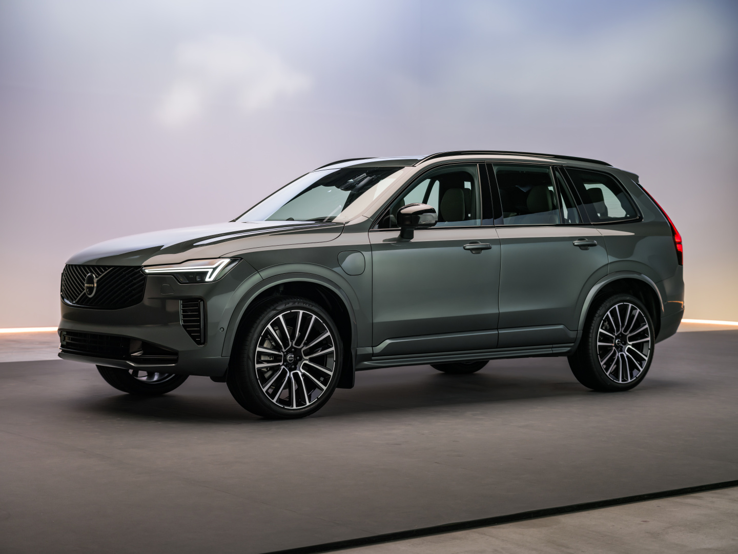 SMALL_The_Volvo_XC90_Studio_Front_34