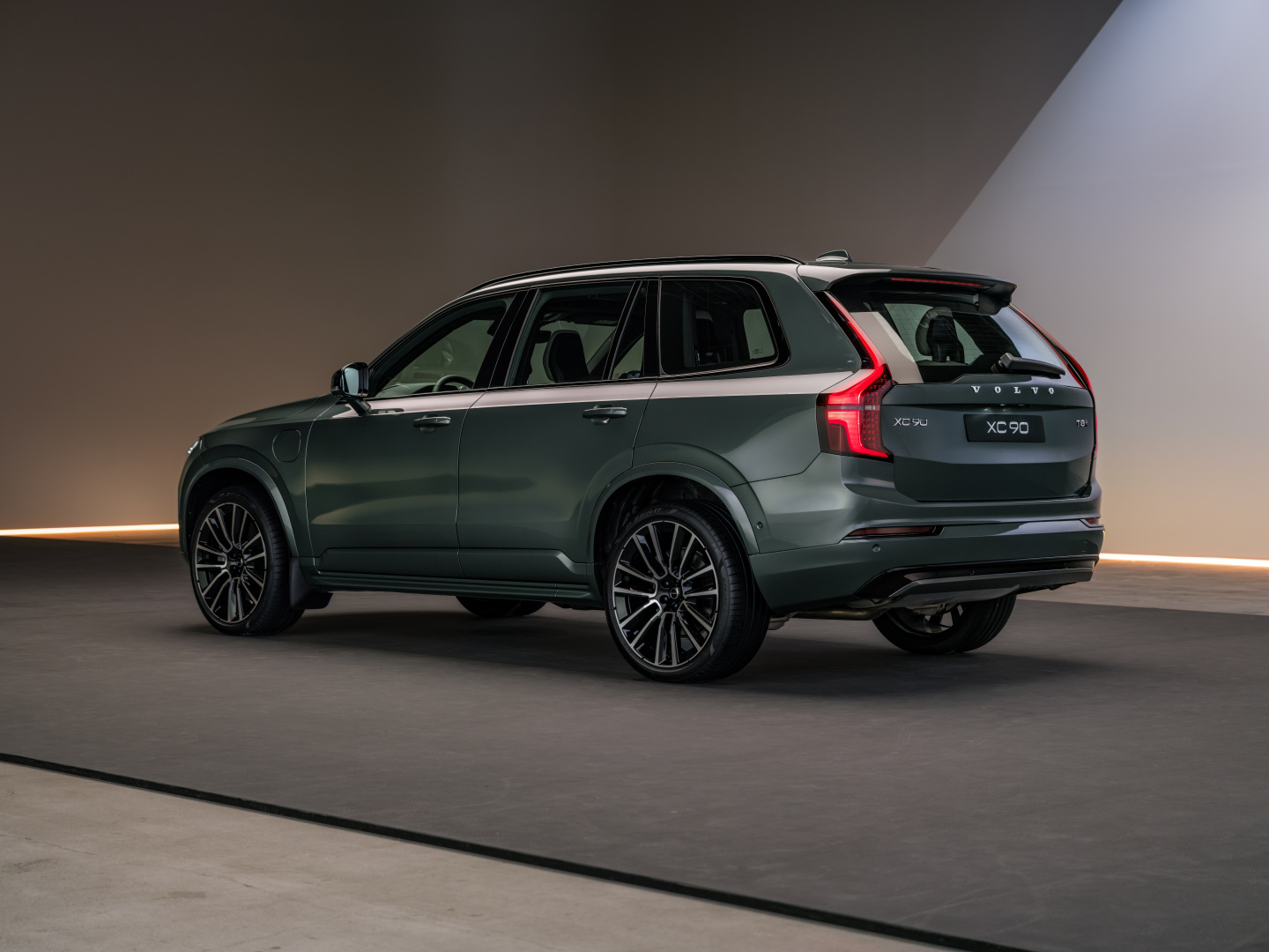 SMALL_The_Volvo_XC90_Studio_Rear_34