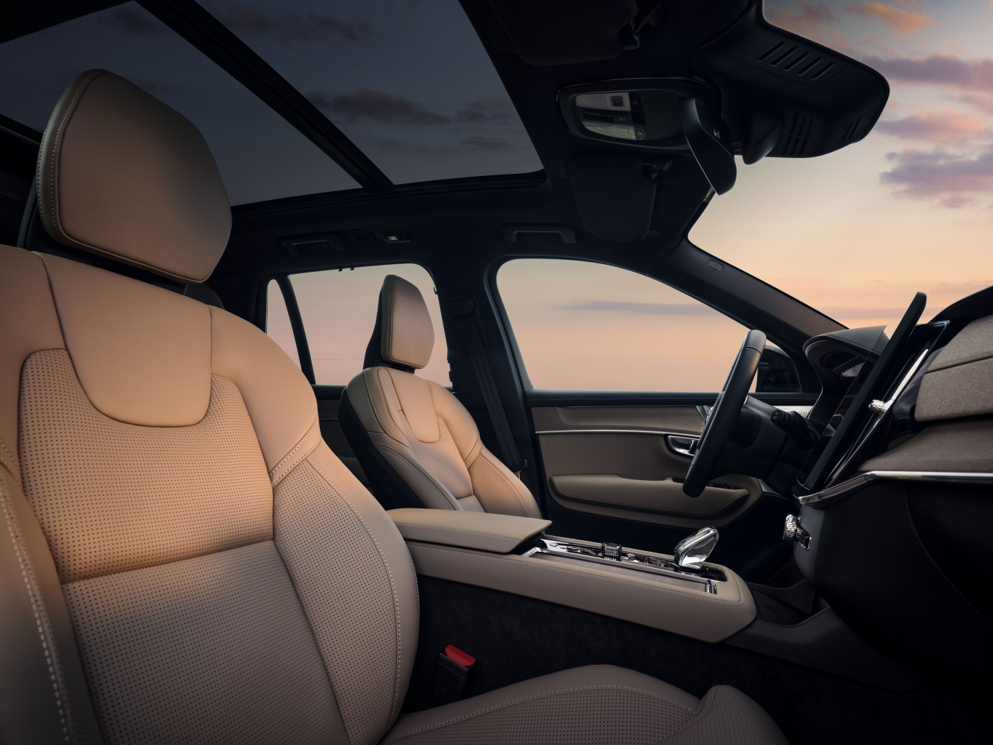 SMALL_The_Volvo_XC90_interior_side