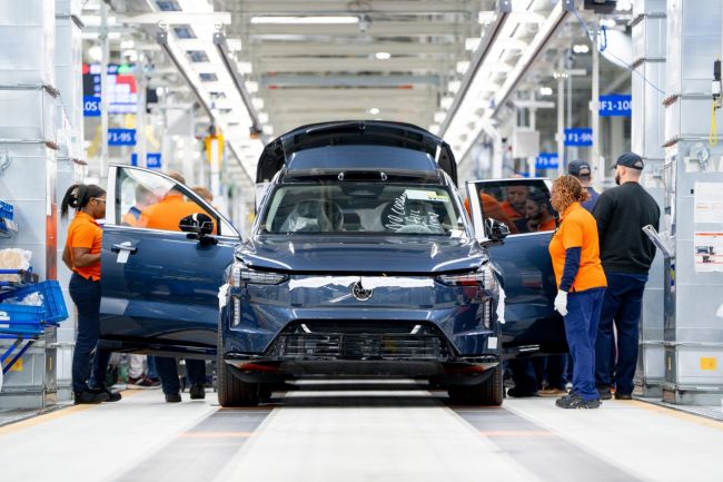 歷經2年醞釀 終於準備駛下生產線的Volvo EX90新世代七人電動休旅