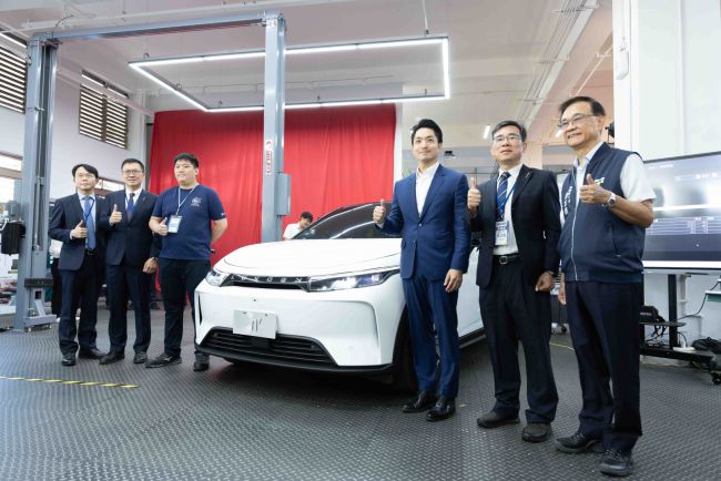 LUXGEN攜手臺北市政府、南港高工成立全國唯一「智慧電動車技術教學中心」 捐贈首輛銷售冠軍純電休旅n⁷深化產學合作　為新能源交通培育下一代核心人才