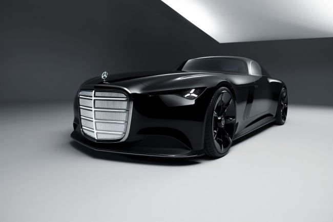 Mercedes-Benz Vision Iconic 概念車全球首發 巨幅發光格柵與仿人腦 AI 科技　預告未來豪華車樣貌