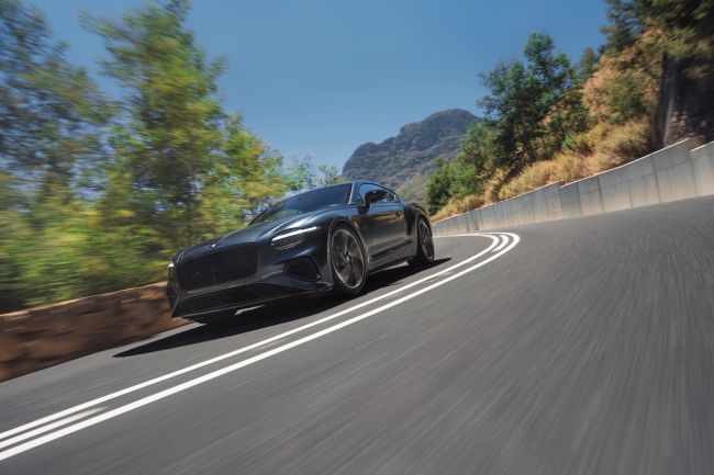 【性能反超W12引擎的Bentley Continental GT S/ GTC S同步問世，以旗艦級底盤調校科技創造樂趣更豐的英倫GT典範。】