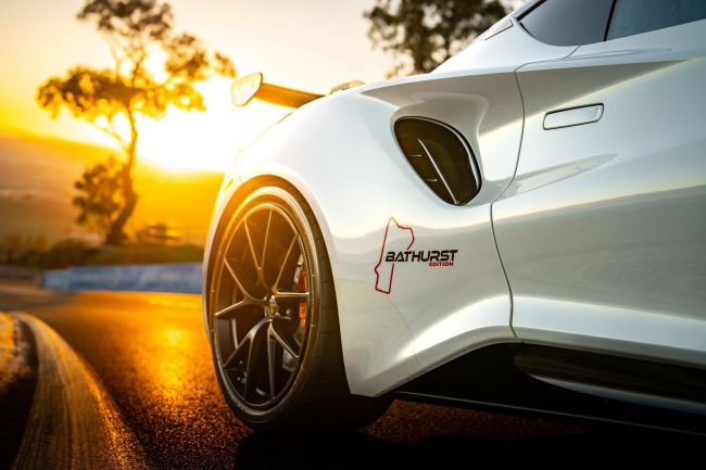 【突破500匹馬力的最強Lotus Emira竟不來自原廠?澳洲經銷商推出限定15輛性能強化版Bathurst Edition拯救下滑銷量!】