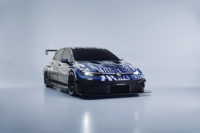 【搶先預告2027紐北24H耐力戰駒！Volkswagen Golf R 24H四驅賽車提前亮相！尾翼 寬體帶你夢迴DTM的狂暴時分！】