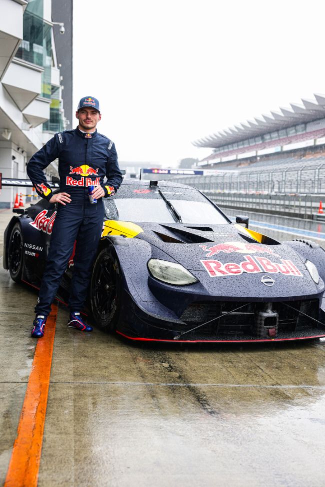 首次駕駛GT500賽車、第二圈便壓倒現役日本車手 Max Verstappen雨中再顯神技