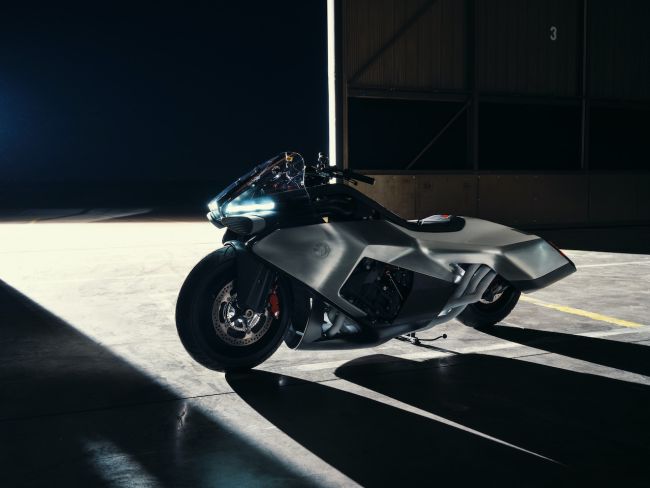 【BMW打造『六出』排氣尾管的實體概念休旅重機 Vision K18！塞滿側箱的大口徑排氣管宛如火箭推進陸地飛行！】