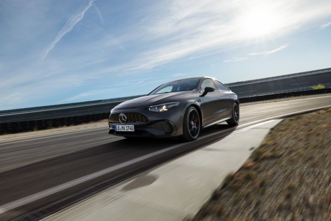 零百只需2.7秒！家族老大哥們都汗顏！ 680匹馬力、三馬達 全新電動Mercedes-AMG CLA 45 4MATIC+登場