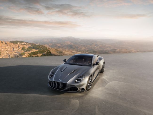 【限量打造50輛！Aston Martin 首推紀念版車型Vanquish 25 展現V12家族1/4世紀以來的領先科技與英式奢華！】