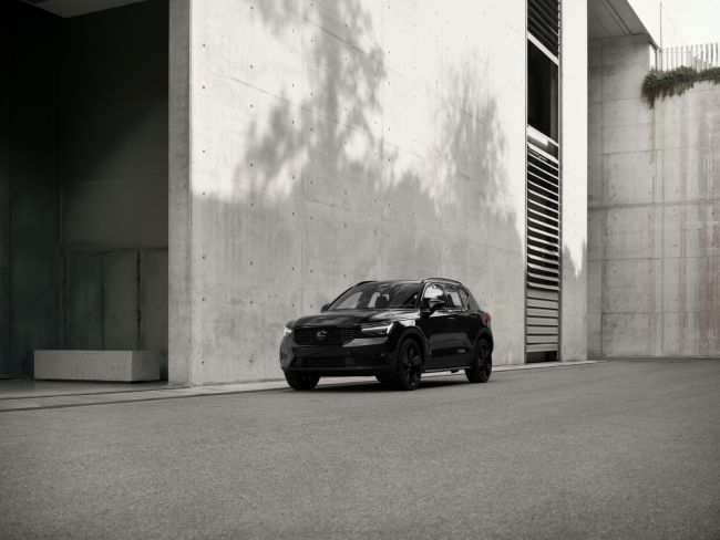 VOLVO 凝結北歐純粹美學、平衡動感魅力 2027 年式全新到港 再推「XC40 極黑版」勁勢升級 打造「VOLVO 城市展間」 匯聚斯堪地那維亞精神於台南西區
