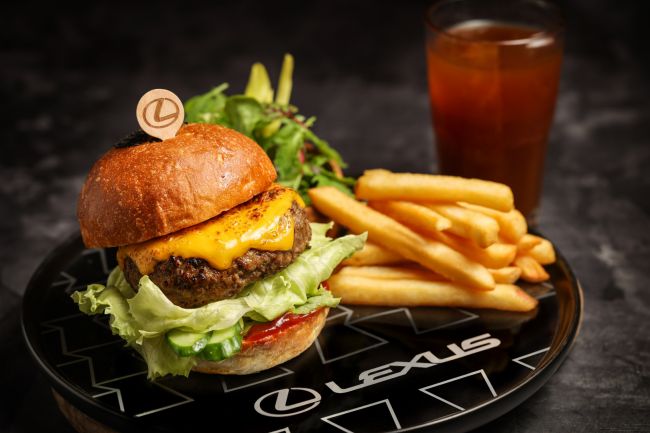 Taste by LEXUS跨界話題新作 LEXUS攜手晶華酒店及冠軍漢堡Dragon Burger 邀您親臨品嘗期間限定聯名漢堡