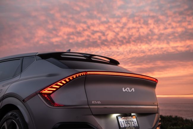 不只超越，更加卓越 The Kia EV6榮獲2023年北美年度多功能車大獎 引領Kia邁向永續移動