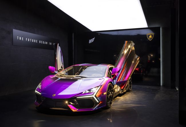花費超過650小時打造 獨一無二的Lamborghini Revuelto Opera Unica六十週年藝術紀念車